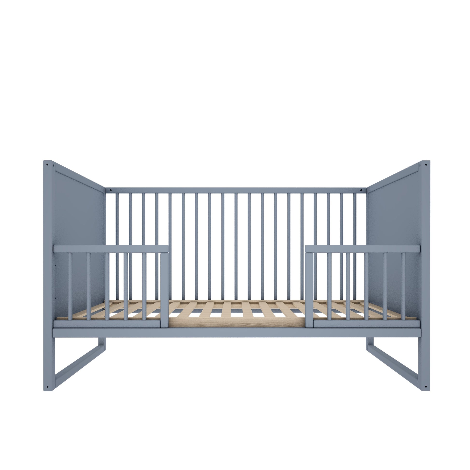 Vooraanzicht van het Woodluck TWEENS bed in peuterstand, met open zijkanten en lage instap voor zelfstandig in- en uitstappen.